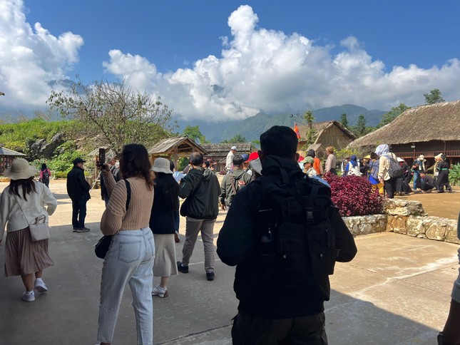 Tourists come to experience the May Village, which recreates the living space of the ethnic groups in the Northwest.